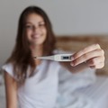 「体温が１下がると太りやすくなる」問題が、更年期世代の女性とって特に深刻なのはなぜか？「お風呂に入る前たった１分でできるヤセ習慣」とは？【石原新菜先生が解説】 画像