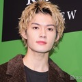 M!LK佐野勇斗、父親の過去ショットを顔出し公開「イケメンすぎる」「そっくり」と反響殺到 画像