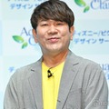 FUJIWARA藤本敏史、娘2人とディズニー満喫「小顔で美人さん」「手脚スラッとしてる」抜群スタイルにも注目集まる 画像