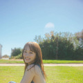川栄李奈、ほっそり美背中がチラリ！明るい笑顔とヘルシーボディが映える水着SHOT披露 画像