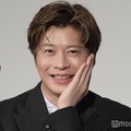太宰ポーズをとる田中圭（C）モデルプレス
