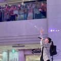 今夏で芸能界引退の道重さゆみ、ファンに囲まれた笑顔のリリイベSHOTに反響「幸せな空間」「衣装かわいいっ」 画像