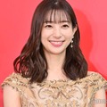 足立梨花、膝上ミニスカから美脚披露「綺麗」「引き締まってる」 画像