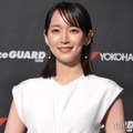 吉岡里帆、純白ノースリドレスで登場 憧れのドライブシチュエーション明かす「体験したいなって」 画像
