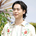 「表情が似てる」成田凌、ドラマの愛犬“将軍”とのくっつきSHOTに反響「かわいいが渋滞」 画像