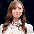 乃木坂46梅澤美波、丈短めトップスでへそ出し「色っぽい」「ビリケンさんが羨ましい」と反響 画像