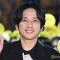 二宮和也ら“全長88m”イエローカーペットで異変探しに挑戦 ファンサービスで観客沸かす【８番出口】 画像