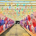 「風鈴まつり」の約6,000個の風鈴と、「和傘物語」の約400本の和傘の共演