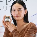 大政絢、胸元ざっくりブラウンドレス姿 スキンケアのこだわり告白「輝きを保てるように」【クレ・ド・ポー ボーテ】 画像