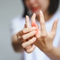 最近「指が痛む」と思っていたら、包丁を取り落とすほどに悪化して。10年以上手指の痛みに悩んだ女性がたどった治療法の数々とは 画像