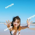 富田鈴花、ヘルシーな水着姿で無邪気な笑顔 ポストカード絵柄公開【鈴花サーキット】 画像
