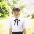 乃木坂46小川彩、“夏”の儚さ＆透明感強調 制服姿で青春グラビア 画像