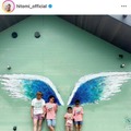 hitomi、家族旅行へ！初の“宮古島”SHOTにファンほっこり「おそろいコーデかわいい」「最高の夏」