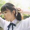 乃木坂46小川彩、爽やかな制服姿にドキッ！自然豊かな古民家＆緑の中の清流を舞台にあふれる透明感 画像