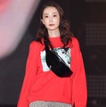 白洲迅の妻・竹内渉、息子との2ショット公開「娘のムチムチおてて」も写り込み 画像