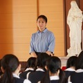 カヲル、愛実を追いかけいきなり抱きしめる！驚く愛美は…『愛の、がっこう。』４話