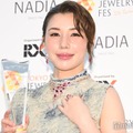 仲里依紗、夫・中尾明慶は「ベストパートナー部門」狙う 総額2500万円ジュエリー×美脚輝く衣装で「対局」の組み合わせ【第36回 日本ジュエリーベストドレッサー賞】 画像