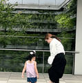 平野ノラ、4歳愛娘と銀座へ！微笑ましい親子の水遊びSHOT公開「わんぱくおてんば娘ですから」 画像