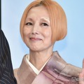 夏木マリ、レースパンツで美脚透け 人気俳優との密着2ショットに「オーラすごい」「素敵なコーディネート」の声 画像