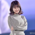 元HKT48朝長美桜、腰下深めスリットから美脚披露「着こなしおしゃれ」「セクシー」の声 画像