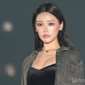 せいせい、胸元開きキャミトップスで大胆肌見せ「理想のウエスト」「ズボンのデザイン攻めすぎ」と反響 画像