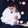 「今日好き」“けんみあカップル”中村健太朗、藤田みあの手の甲にキス＆ハグでラブラブランウェイ【関コレ2025A/W】 画像