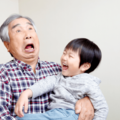 ステテコを履く70歳の祖父　孫「その服どうしたの？」次の瞬間…→孫から”予想外のプレゼント”に「大笑い」「可愛らしい」
