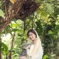 岡崎紗絵、ウエディングドレス姿で美脚披露 恋愛観の変化・理想のプロポーズ明かす 画像
