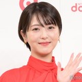 浜辺美波、おへそチラリミニ丈ニット姿披露「可愛すぎ」「引き締まり方が理想」 画像