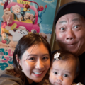 西野未姫、愛娘が映画館デビュー！夫・山本圭壱を交えた3SHOTに「ほんとお2人にそっくり」「可愛い家族」の声 画像