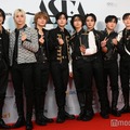 Stray Kids、8人中4人が髪色チェンジ「かっこよすぎてCGみたい」「全員ゲームキャラのよう」の声 画像