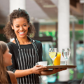 アメリカで…レストランで食事をしていると…次の瞬間、店員の”予想外のサービス”に「えっ、また！？」「心地いい」 画像