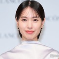 戸田恵梨香、美背中輝く光沢ドレス姿披露 圧巻のオーラ放つ 画像