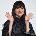 「ちはやふる」で話題・優希美青、美背中＆美肩際立つドレス姿「笑顔可愛すぎ」「華奢で可憐」と反響 画像