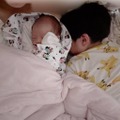 第5子出産の辻希美、次女に寄り添って眠る6歳三男SHOTを公開「朝の私達」「あったかい」 画像