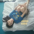 桜井日奈子、色白美脚が眩しい寝転びSHOTにドキッ！透明感あふれるビジュアルで魅せる 画像