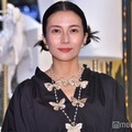 柴咲コウ、シースルースリットワンピコーデ 台湾ショットに反響「美の塊」「背中がセクシー」 画像