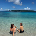 新山千春、家族で沖縄・座間味島へ！美ボディ際立つ水着SHOTには「スタイルの維持も完璧」「綺麗な背中」の声 画像