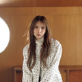 “yousti”としてソロデビューした小林由依、ほっそり美脚チラリの秋コーデ披露！等身大の魅力に迫る 画像