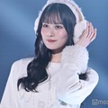 CANDY TUNE立花琴未、デニムミニスカから美脚輝く 耳当てがキュート【TGC2025A/W】 画像