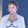ゆうちゃみ、純白ランジェリーで美バストのぞく パールアクセが印象的【TGC2025A/W】 画像