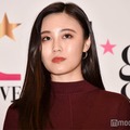 鷲尾伶菜、ミニ丈トップス姿で美ウエスト披露「かっこいい」「似合ってる」 画像