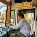 【ハワイで】貸し切り状態のバスに乗ると⇒「すぐ戻るよ〜」運転手の”驚きの行動”に「ほっこり」「自由に生きていいんだな」 画像