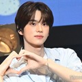 TWSシンユ、母親との手繋ぎ動画に反響「親子でスタイル抜群」「恋人のよう」幼少期ショットも公開 画像