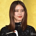 山崎紘菜、野球ユニ×ミニスカで美脚スラリ「圧巻のスタイル」「似合う」と反響 画像