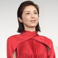 高岡早紀、大胆スリットドレスで美脚披露「美しい」「何でも着こなせてすごい」 画像