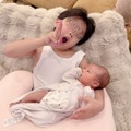 辻希美、生後1ヶ月の次女を可愛がる6歳三男のほっこりSHOTを公開「可愛くてたまらない」 画像