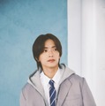なにわ男子・高橋恭平、ブレザー・マフラー…制服ルック披露 「ストロボ・エッジ」グラビアも 画像