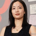 広瀬すず、ノースリーブ衣装で登場 共演者の可愛さにとろける【宝島】 画像
