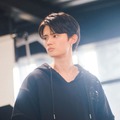 藤原大祐、“タイで活躍する人気モデル役”で自然体な魅力放つ「（LOVE SONG）」場面写真解禁 画像